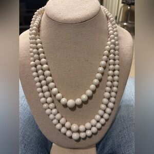Vintage Elegant White Beaded Necklace approx era 1950- 1960.